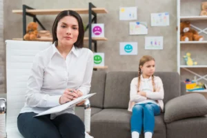 Psycholog dziecięcy podczas konsultacji z dzieckiem - do kogo iść z dzieckiem: psycholog czy psychiatra dziecięcy